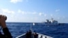 菲律賓海岸防衛隊發布照片顯示，一艘中國海警船（上）正在有爭議的南中國海阻攔一艘菲律賓政府船隻登陸鐵線礁（Sandy Cay ）。 （2024年3月21日）