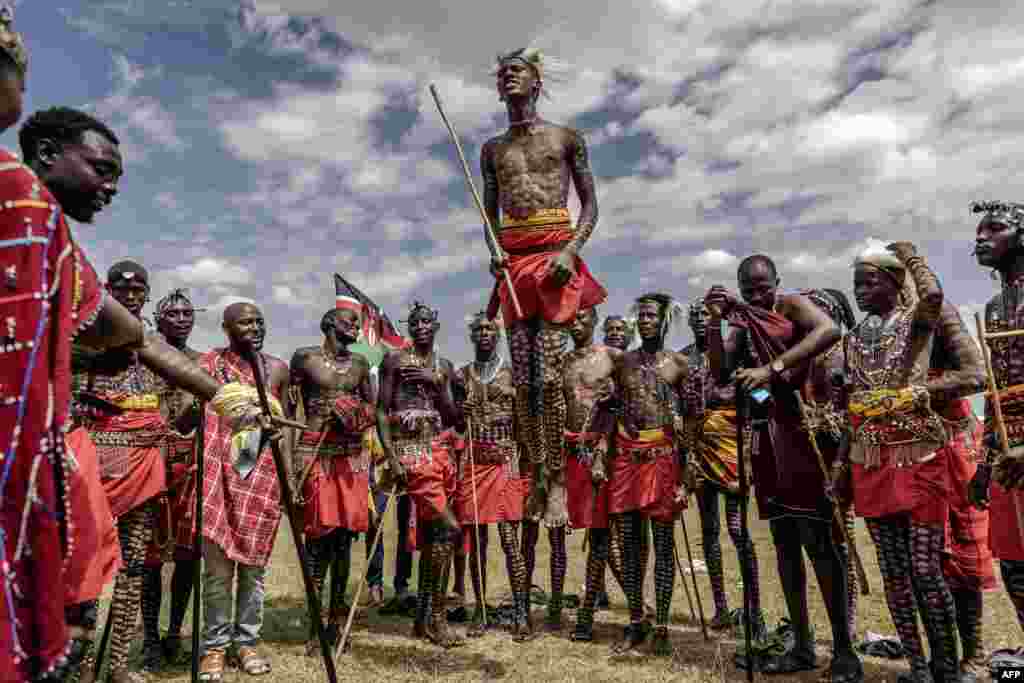 Sekelompok pria suku Maasai menampilkan tarian lompat tradisional mereka selama festival budaya Maasai di Sekenani, Kenya, 10 Juni 2023.