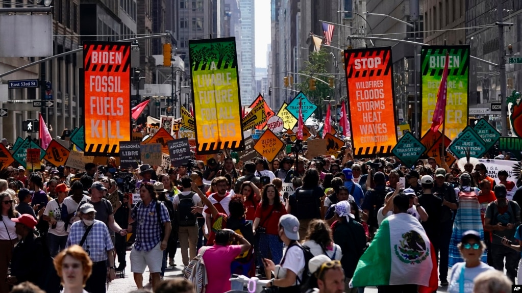 资料照片: 2023年9月1 日纽约气候活动人士在麦迪逊大道抗议能源政策和使用化石燃料(photo:VOA)
