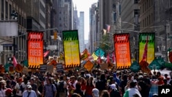 Activistas climáticos marchan en Madison Avenue mientras protestan contra la política energética y el uso de combustibles fósiles, en Nueva York, el domingo 17 de septiembre de 2023. (Foto AP/Bryan Woolston)