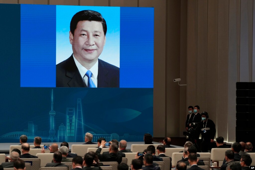 上海举行的“中国式现代化与世界”论坛上的大屏幕显示中国领导人习近平的画像。(2023年4月21日)(photo:VOA)