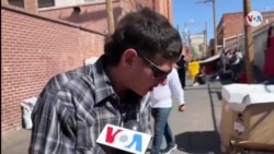 Joven migrante vende refrescos en El Paso, Texas para seguir viaje 
