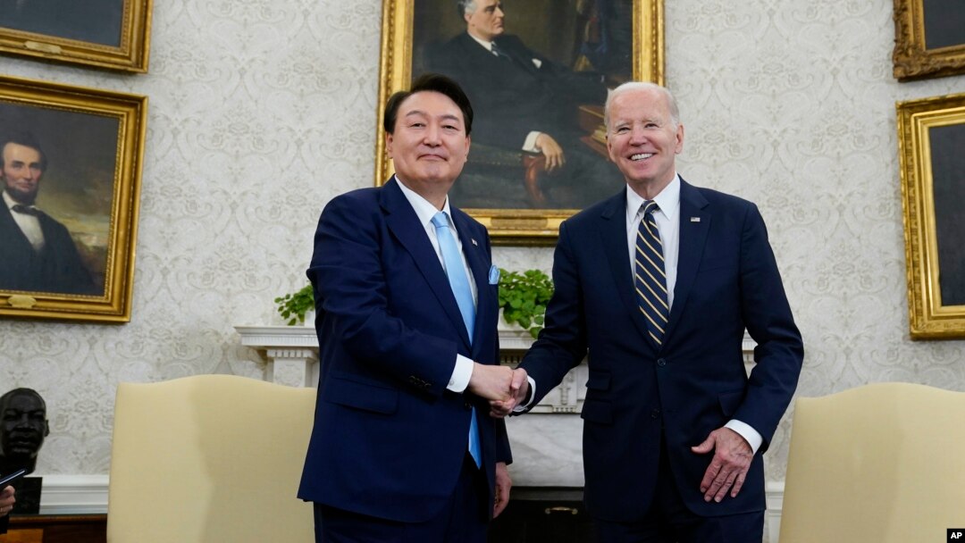 Predsednik Džo Bajden se rukuje sa predsednikom Južne Koreje Junom Suk Jeolom, tokom sastanka u Ovalnoj kancelariji Bele kuće, u Vašingtonu, 26. aprila 2023.