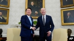 Presiden AS Joe Biden menerima mitranya dari Korea Selatan, Presiden Yoon Suk Yeol, di Gedung Putih hari Rabu, 26 April 2023. 