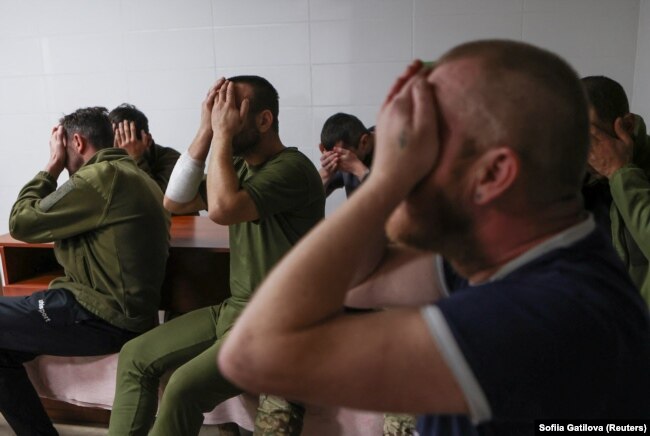 Soldiers attend a stress control session at a military medical center in Donetsk region, Ukraine, November 17, 2023. (REUTERS/Sofiia Gatilova)