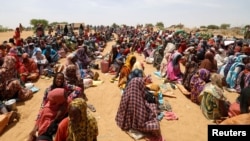 Pengungsi Sudan, yang melarikan diri dari kekerasan di negaranya, menunggu untuk menerima jatah makanan dari Program Pangan Dunia, di dekat perbatasan di Koufroun, Chad, 9 Mei 2023. (Foto: Reuters)