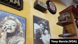 Una fotografía de Celia Cruz (al centro) se muestra en el restaurante Old Havana's en la Pequeña Habana, Miami, el 14 de febrero de 2023.