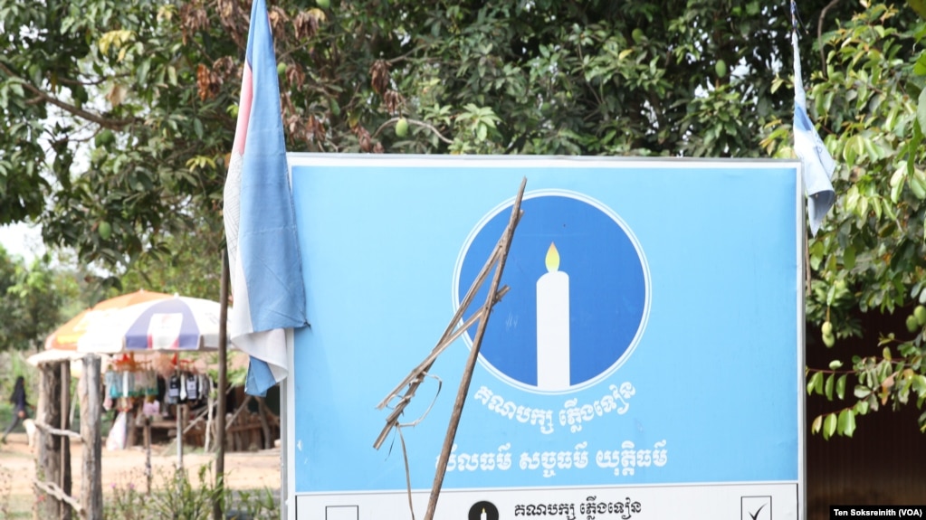 ស្លាកគណបក្សភ្លើងទៀនត្រូវបានឃើញនៅតាមដងផ្លូវជាតិក្នុងឃុំរុនតាឯក ស្រុកបន្ទាយស្រី ខេត្តសៀមរាប កាលពីថ្ងៃទី ១២ ខែកុម្ភៈ ឆ្នាំ ២០២៣។ (ទែន សុខស្រីនិត/វីអូអេ)