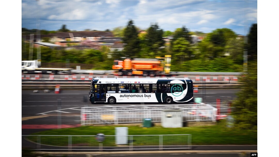 Pengemudi Stuart Doidge memantau bus otonom (swakemudi) CAVForth, AB1, yang melaju melintasi Forth Road Bridge antara Edinburgh dan Fife, saat dipamerkan kepada pers di Queensferry, Skotlandia, 11 Mei 2023. (Andy Buchanan / AFP)