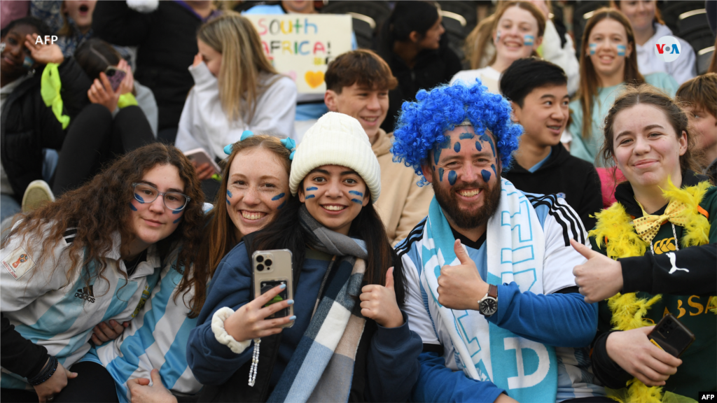 Fanáticos argentinos animan al equipo antes del partido de fútbol entre Argentina y Sudáfrica, en el Estadio Dunedin, el 28 de julio de 2023.