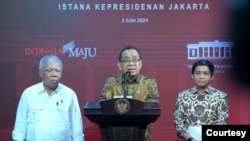 Mensesneg Pratikno (tengah ) dalam konferensi pers di kantor Presiden , Jakarta, Senin (3/6) mengatakan Presiden Jokowi telah mengeluarkan Kepress pengangkatan Menteri PUPR Dan Wakil Menteri ATR sebagai PLT Kepala Dan Wakil Kepala OIKN. (Biro Setpres)