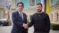 Foto Achiv: Premye Minis Japon Fumio Kishida (a goch) ak Prezidan Ikrenyen an Volodymyr Zelenskyy.