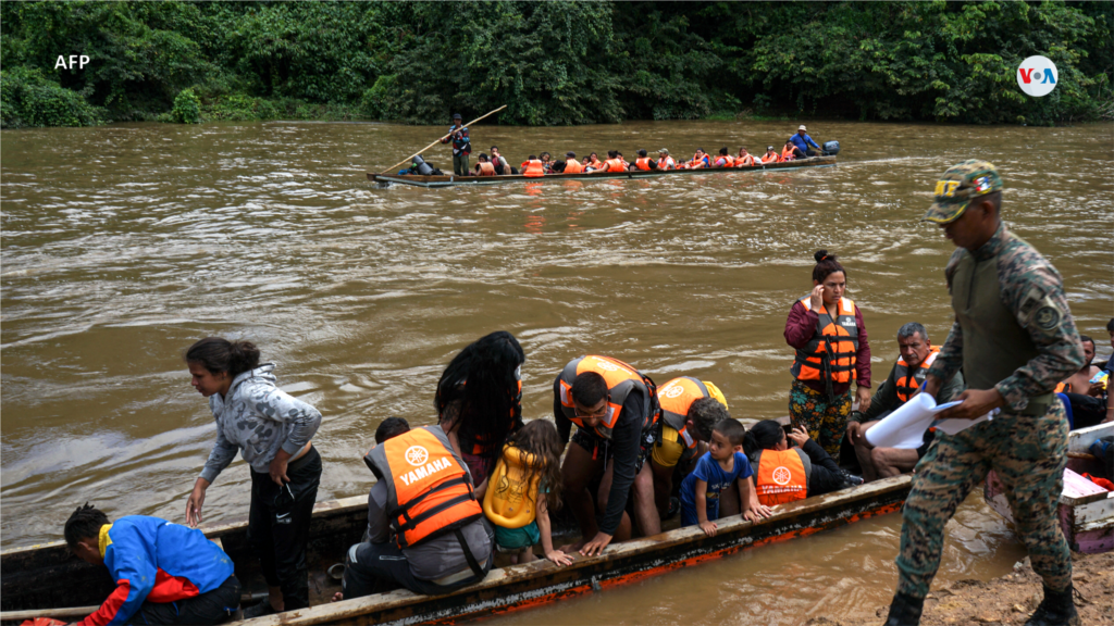 Cuando los migrantes llegan a la Estación Temporal de Asistencia Humanitaria (ETAH), en Lajas Blancas, provincia de Darién, Panamá, suben a los botes hasta la Estación Temporal de Recepción Migratoria de Los Planes, Chiriquí.