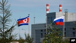 ARCHIVO - Banderas norcoreanas y rusas en el cosmódromo de Vostochny, en las afueras de Tsiolkovsky, en la región oriental de Amur, Rusia, el 13 de septiembre de 2023. Vladimir Putin realizará una visita de Estado a Corea del Norte el 18 y 19 de junio de 2024.