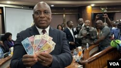John Mushayavanhu, the new governor or the Reserve Bank of Zimbabwe, displays new banknotes of the country's currency to reporters, in Harare, April 5, 2024. (Columbus Mavhunga/VOA)