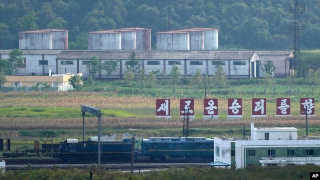 Treni jeshil me vija të verdha i pikasur në kufirin mes Koresë së Veriut dhe Rusisë (11 shtator 2023)