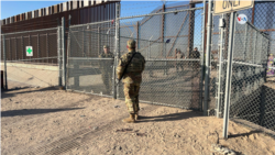 Autoridades fronterizas comienzan a procesar migrantes en la puerta 42 de la frontera en El Paso. 