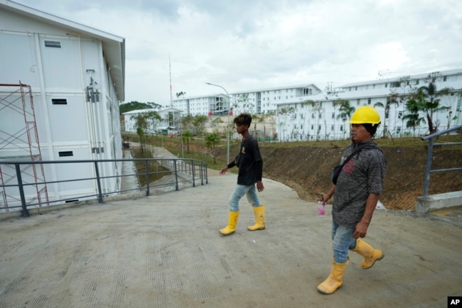 Sejumlah pekerja di lokasi pembangunan Ibu Kota Baru di Penajam Paser Utara, Kalimantan Timur, 8 Maret 2023. (Foto: Achmad Ibrahim/AP Photo)