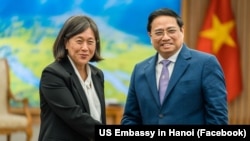 Đại diện Thương mại Hoa Kỳ Katherine Tai bắt tay Thủ tướng Việt Nam Phạm Minh Chính trong buổi gặp tại Trụ sở Chính phủ ở Hà Nội hôm 14/2.