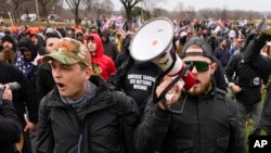 Los miembros de Proud Boys, Zachary Rehl (izq.) y Ethan Nordean caminan hacia el Capitolio de Estados Unidos en Washington, en apoyo al presidente Donald Trump, el 6 de enero de 2021.