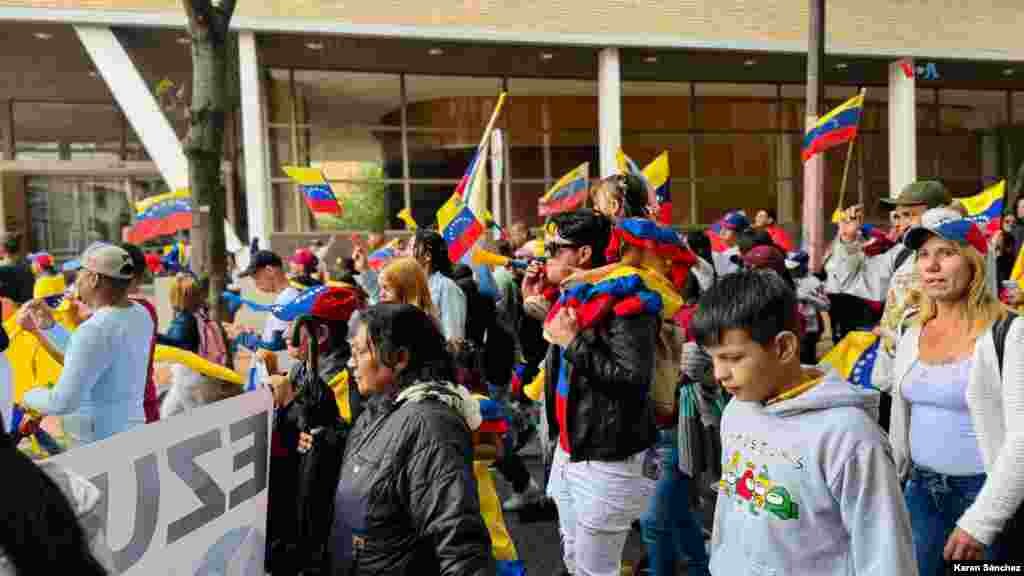 Durante el recorrido, que duró alrededor de una hora, los venezolanos gritaban &quot;libertad&quot; y ondeaban banderas de su país, pidiendo por un futuro mejor y por la oportunidad de participar en las elecciones.