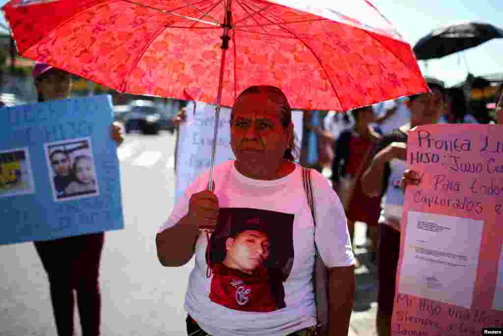 El jueves 16 de agosto de 2023, familiares y activistas se manifestaron en San Salvador, donde demandaron información sobre personas detenidas durante el régimen de excepción en El Salvador.&nbsp;