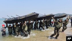 FILE - Anggota tim bola tangan nasional perempuan Korea Selatan melakukan latihan dengan perahu karet selama pelatihan di kamp pelatihan Korps Marinir di Pohang, Korea Selatan, 30 Maret 2016. (Choe Dong-joon/Newsis via AP)