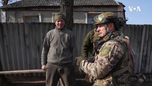Русија напредува низ источна Украина, но некои цивили одбиваат да заминат