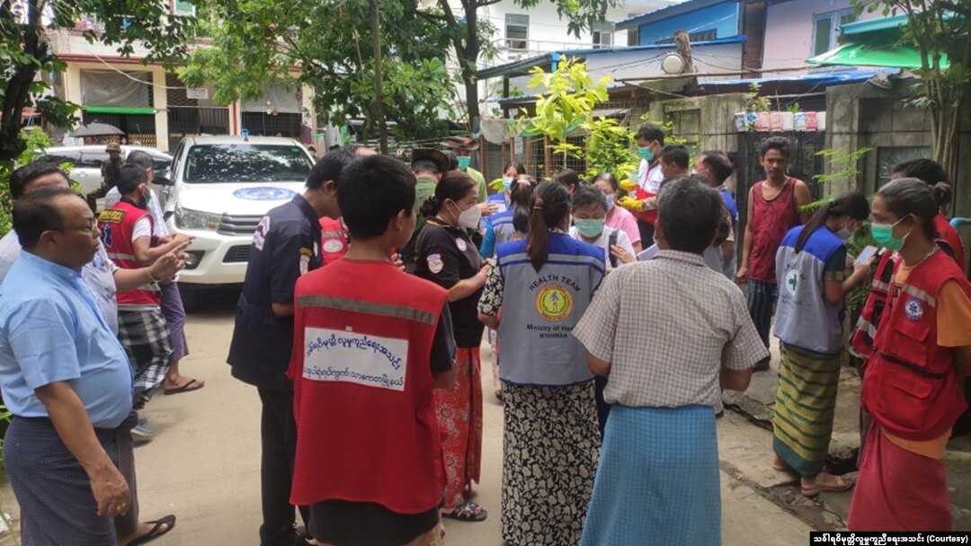သာကေတထူပါရုံရပ်ကွက်အတွင်း ဝမ်းပျက်ဝမ်းလျှောလူနာများကို ကုသပေးရန်ခေါ်ဆောင်နေစဉ် (ဇူလိုင် ၇၊ ၂၀၂၄)