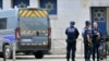 Pripadnici francuske policije ispred ulaza u sinagogu u Ruenu, gde su policajci prethodno usmrtili iz vatrenog oružja naoružanog čoveka koji je pokušao da zapali bogomolju i koji je nasrnuo na policajce, 17. maja 2024.