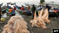 Wavuvi wakiandaa nyavu zao kabla ya kwenda kuvua huko Mbita Magharibi mwa Kenya tarehe 21 Februari 2021. Picha na SIMON MAINA / AFP.