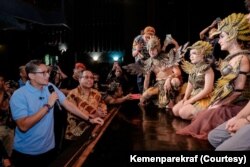 Menteri Pariwisata dan Ekonomi Kreatif Sandiaga Uno berdialog dengan para penari yang berpartisipasi dalam perayaan Hari Tari Sedunia di Solo.(Foto: Courtesy/Kemenparekraf)