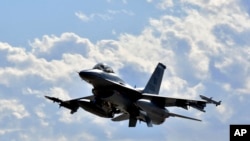 F-16 dari Skuadron Tempur 510 lepas landas di Pangkalan Angkatan Udara Nellis, Nevada, pada 25 Januari 2024. (Foto: via AP)