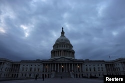 Matahari terbenam di belakang gedung US Capitol di Washington, AS, 6 Oktober 2021. (Foto: REUTERS/Leah Millis)