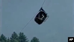 Kereta gantung yang membawa enam anak-anak dan dua orang dewasa tampak tergantung 300 meter di atas tanah, di distrik terpencil Battagram, Khyber Pakhtunkhwa, Pakistan Selasa 22 Agustus 2023.