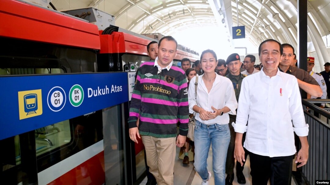 Presiden Jokowi kembali menjajal LRT Jabodebek bersama penggiat seni Tanah Air dari Bekasi menuju Stasiun LRT Di Dukuh Atas Jakarta
