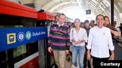 Presiden Jokowi kembali menjajal LRT Jabodebek bersama penggiat seni Tanah Air dari Bekasi menuju Stasiun LRT Di Dukuh Atas Jakarta
