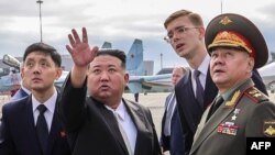 Pemimpin Korea Utara Kim Jong Un, kedua dari kiri, dan Menteri Pertahanan Rusia Sergei Shoigu, kanan, mengunjungi bandar udara Knevichi dekat Vladivostok, Rusia, pada 16 September 2023. (Foto: AFP)