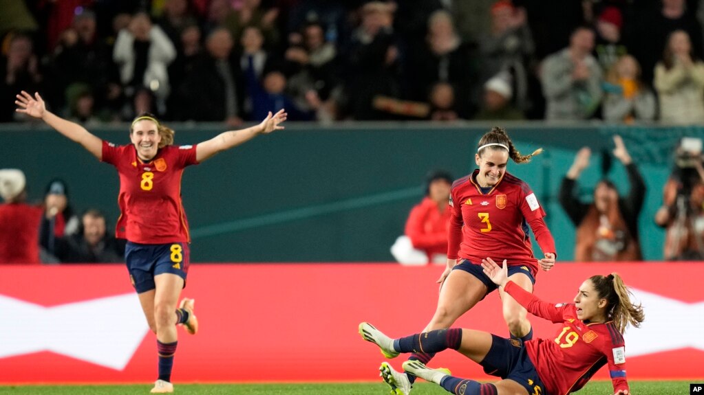 Olga Carmona (derecha) celebra el gol decisivo en el partido entre España y Suecia de la semifinal del Mundial Femenino de fútbol en Auckland, Nueva Zelanda, el 15 de agosto de 2023. 