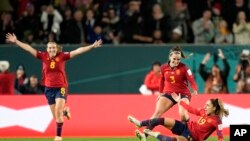 Olga Carmona (derecha) celebra el gol decisivo en el partido entre España y Suecia de la semifinal del Mundial Femenino de fútbol en Auckland, Nueva Zelanda, el 15 de agosto de 2023. 