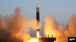 북한은 16일 김정은 국무위원장이 참관한 가운데 대륙간탄도미사일(ICBM) ‘화성-17형’ 발사 훈련을 실시했다며, 다음날 사진을 공개했다.