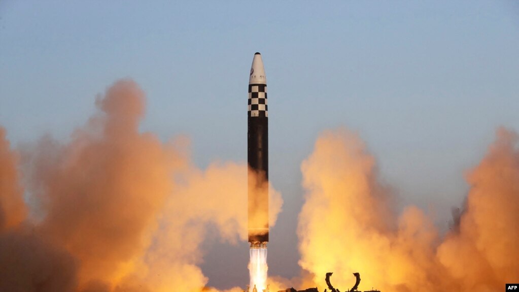 这张在2023年3月16日拍摄并由朝鲜官方的朝中社3月17日公布的照片显示朝鲜发射“火星-17”洲际弹道导弹。(photo:VOA)