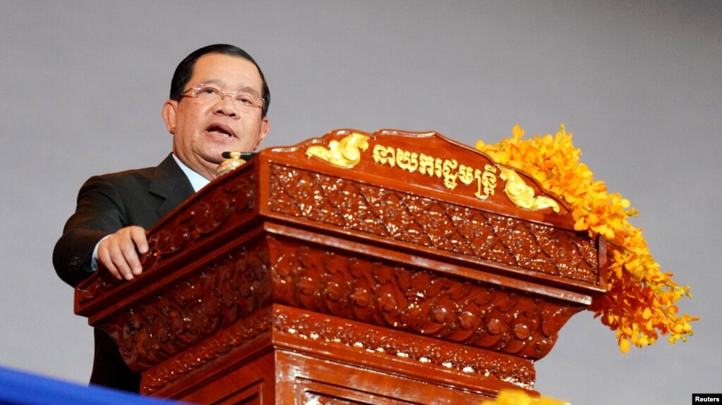 រូបឯកសារ៖ នាយករដ្ឋមន្ត្រីកម្ពុជា លោក ហ៊ុន សែន ថ្លែងនៅពហុកីឡដ្ឋានមរតកតេជោ នៅរាជធានីភ្នំពេញ កាលពីថ្ងៃទី១៧ ខែឧសភា ឆ្នាំ២០២៣។ 