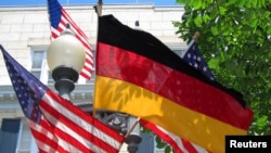 资料照：美国首都华盛顿街头的美国和德国国旗