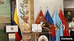 Los ministros de Defensa de Colombia, Iván Velásquez, a la izquierda, y Venezuela, Vladimir Padrino, se reunieron en Caracas, el 11 de mayo. [Foto: Cortesía: Ministrio de defensa de Colombia]