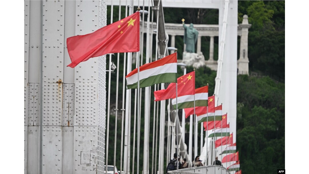 Bendera nasional China dan Hongaria menghiasi Jembatan Erzsebet di Budapest, Hongaria, 8 Mei 2024, menjelang kunjungan Presiden China Xi Jinping. (Attila KISBENEDEK / AFP)