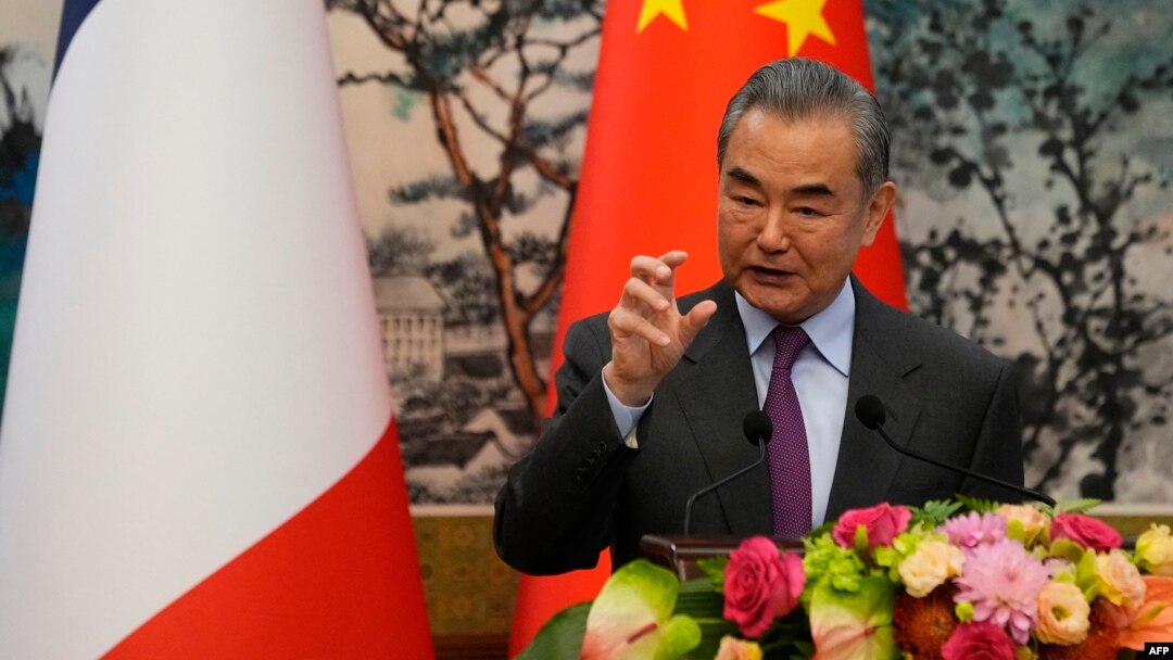 Menteri Luar Negeri China Wang Yi berbicara di Wisma Negara Diaoyutai di Beijing pada 1 April 2024. (Foto: AFP)