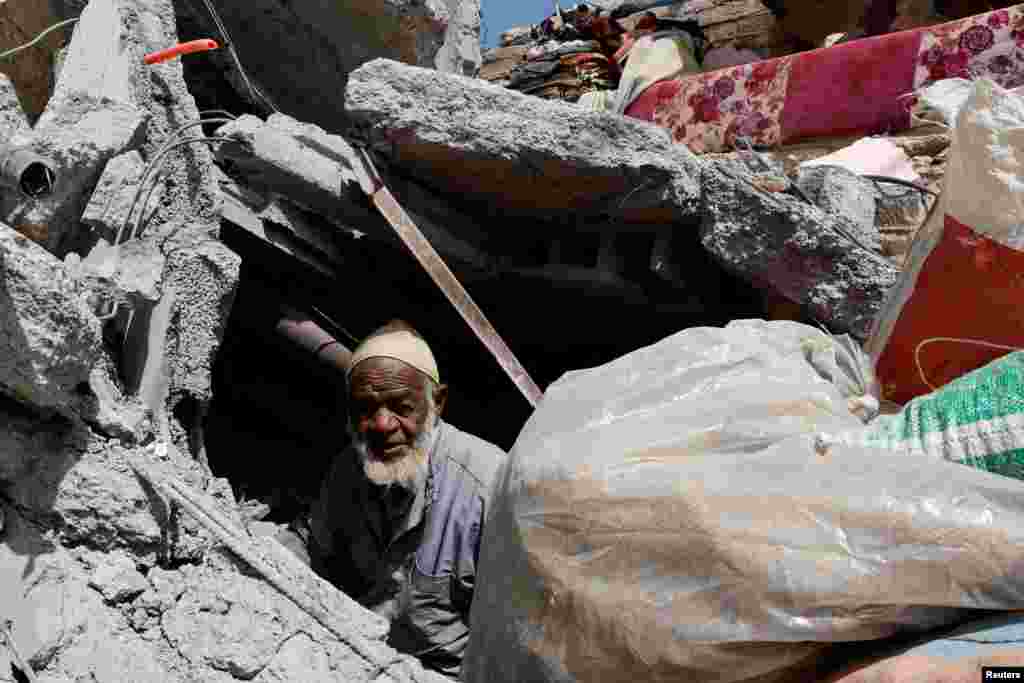 Hammou Baha Ali, 80, searches for his belongings in the ruins of a house, in the aftermath of a deadly earthquake in Talat N&#39;Yaaqoub, Morocco. REUTERS/Ammar Awad
