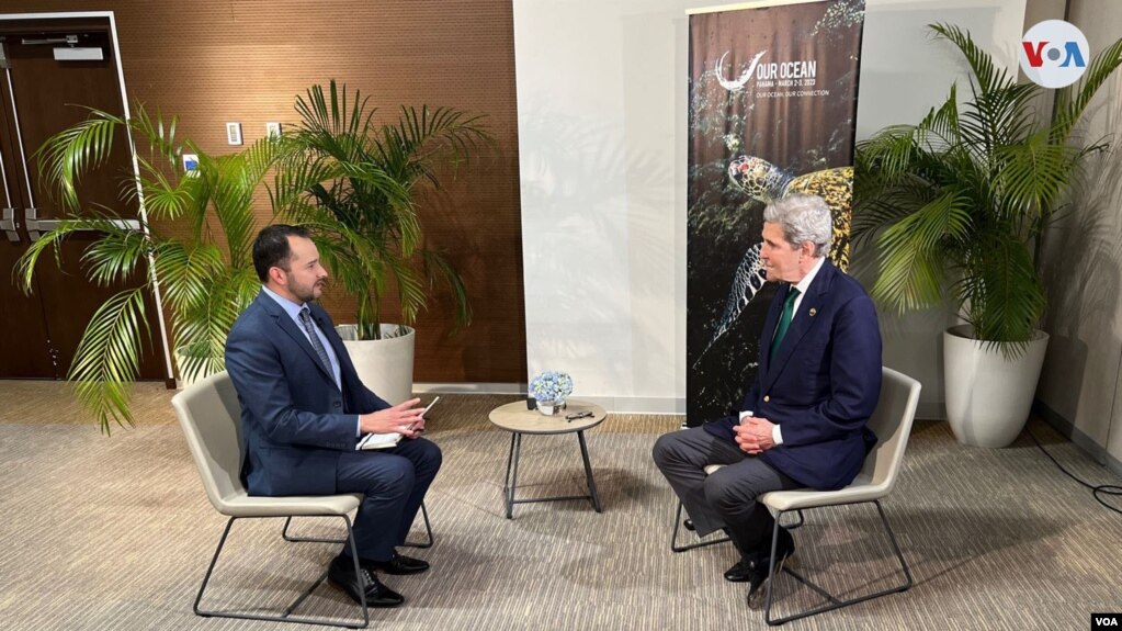 John Kerry, Enviado Presidencial Especial para Asuntos climáticos de Estados Unidos (der.) en entrevista con el preiodista Jaime Moreno, de la Voz de América, en Ciudad de Panamá, Panamá, el 3 de marzo de 2023. Foto: VOA.