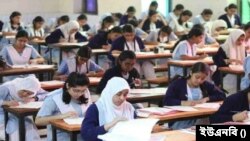 পরীক্ষার হলে শিক্ষার্থীরা